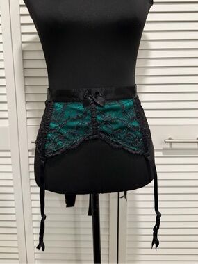 Victoria secret garter belt new whit tags